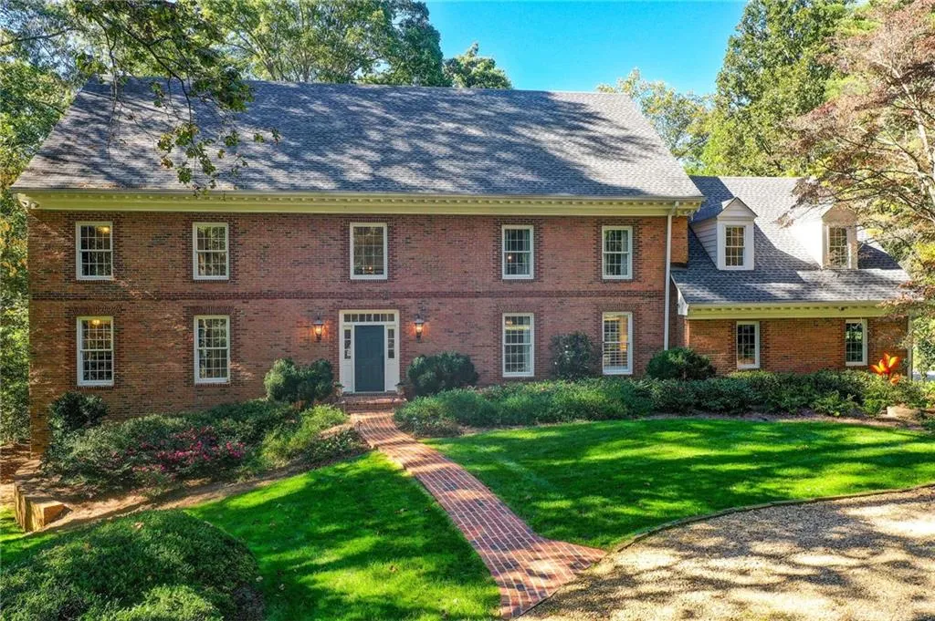 Welcome Home to 1710 Winterthur Close Welcome Home to 1710 Winterthur Close