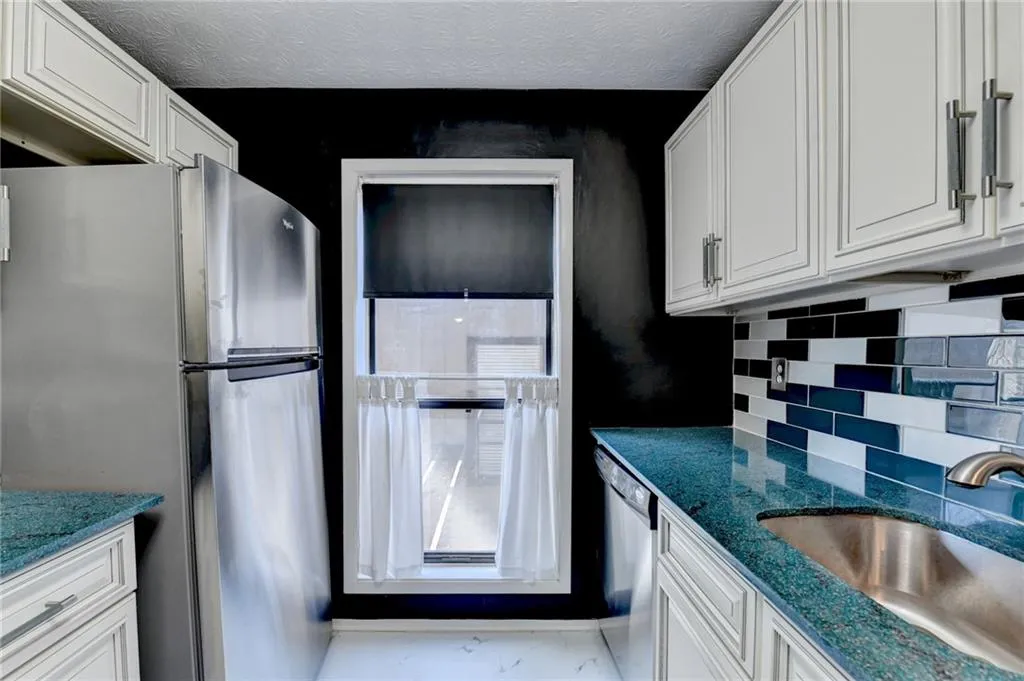 709 River Run Drive, Sandy Springs, Georgia 30350, 2 Bedrooms Bedrooms, ,2 BathroomsBathrooms,Residential,For Sale,709 River Run Drive,7735462