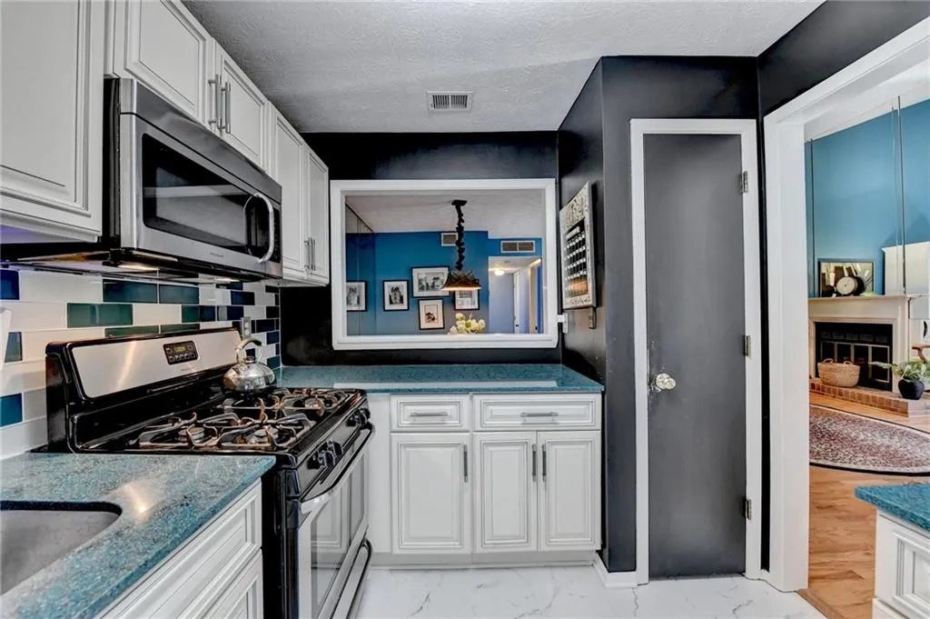 709 River Run Drive, Sandy Springs, Georgia 30350, 2 Bedrooms Bedrooms, ,2 BathroomsBathrooms,Residential,For Sale,709 River Run Drive,7735462