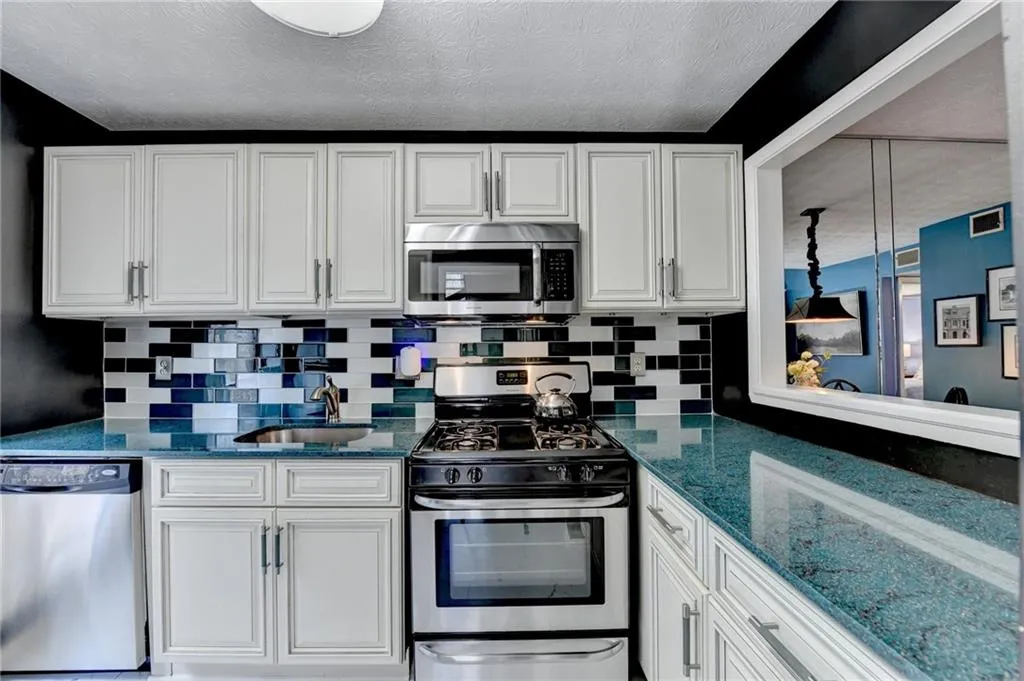 709 River Run Drive, Sandy Springs, Georgia 30350, 2 Bedrooms Bedrooms, ,2 BathroomsBathrooms,Residential,For Sale,709 River Run Drive,7735462