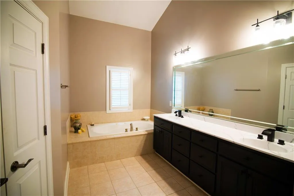 5492 Glenridge Drive Unit 540, Atlanta, Georgia 30342, 4 Bedrooms Bedrooms, ,3 BathroomsBathrooms,Residential,Sold,5492 Glenridge Drive Unit 540,7046003