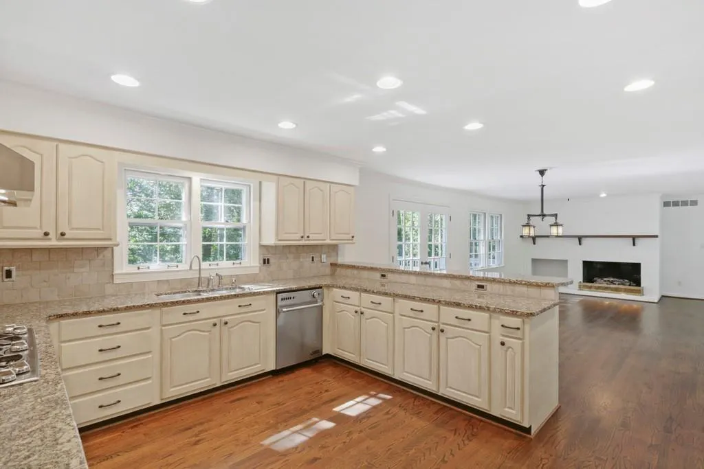 124 River Park Drive Nw, Sandy Springs, Georgia 30328, 5 Bedrooms Bedrooms, ,5 BathroomsBathrooms,Residential,Sold,124 River Park Drive Nw,6869861