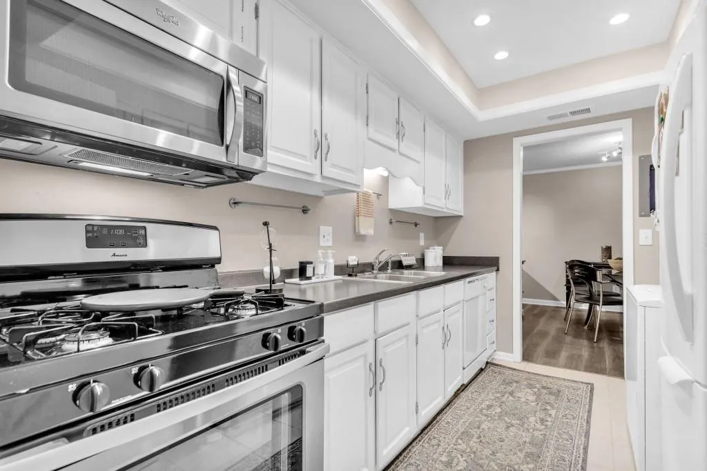 6851 Roswell Road Unit F-3, Sandy Springs, Georgia 30328, 2 Bedrooms Bedrooms, ,2 BathroomsBathrooms,Residential,Sold,6851 Roswell Road Unit F-3,7150929