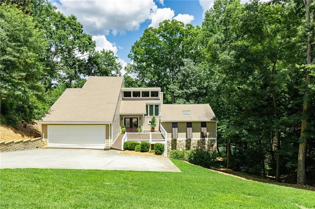 7325 Chattahoochee Bluff Drive, Sandy Springs, Georgia 30350, 5 Bedrooms Bedrooms, ,3 BathroomsBathrooms,Residential,Sold,7325 Chattahoochee Bluff Drive,6914122