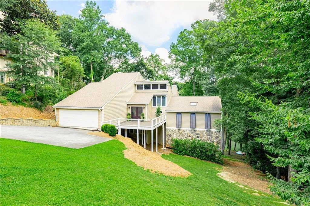 7325 Chattahoochee Bluff Drive, Sandy Springs, Georgia 30350, 5 Bedrooms Bedrooms, ,3 BathroomsBathrooms,Residential,Sold,7325 Chattahoochee Bluff Drive,6914122