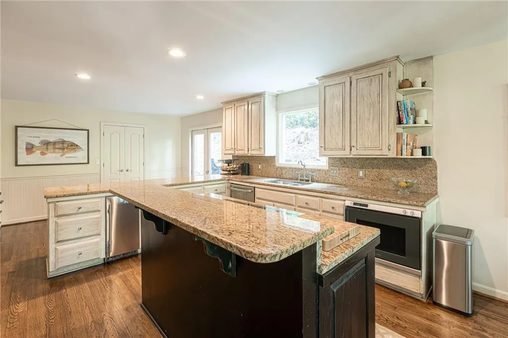 7325 Chattahoochee Bluff Drive, Sandy Springs, Georgia 30350, 5 Bedrooms Bedrooms, ,3 BathroomsBathrooms,Residential,Sold,7325 Chattahoochee Bluff Drive,6914122