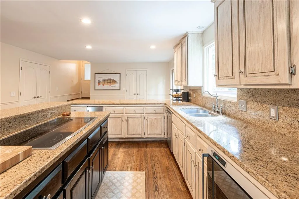 7325 Chattahoochee Bluff Drive, Sandy Springs, Georgia 30350, 5 Bedrooms Bedrooms, ,3 BathroomsBathrooms,Residential,Sold,7325 Chattahoochee Bluff Drive,6914122