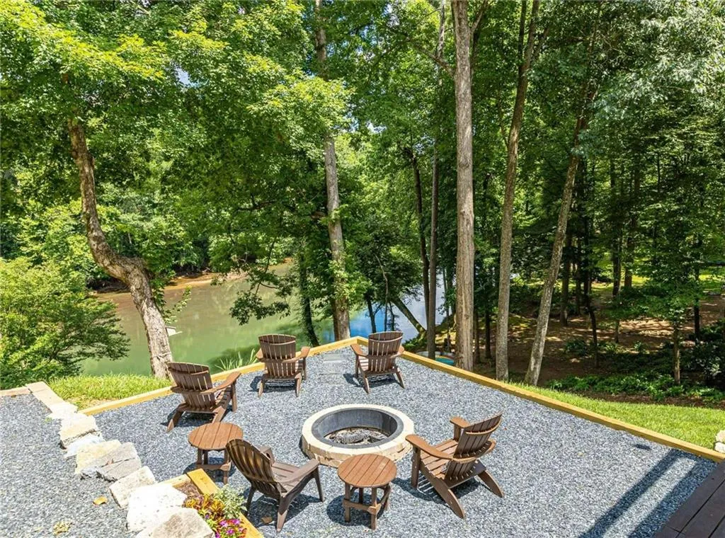 7325 Chattahoochee Bluff Drive, Sandy Springs, Georgia 30350, 5 Bedrooms Bedrooms, ,3 BathroomsBathrooms,Residential,Sold,7325 Chattahoochee Bluff Drive,6914122