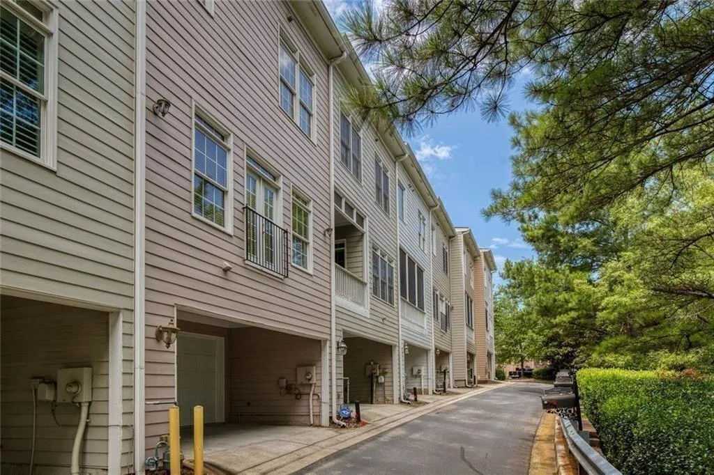 956 Persimmon Point Ne, Sandy Springs, Georgia 30328, 2 Bedrooms Bedrooms, ,2 BathroomsBathrooms,Residential,For Sale,956 Persimmon Point Ne,7741091