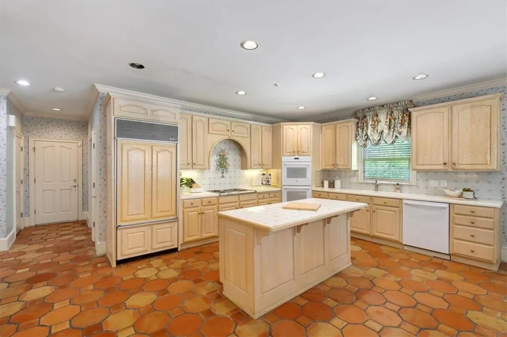 7805 N Spalding Lake Drive, Sandy Springs, Georgia 30350, 4 Bedrooms Bedrooms, ,3 BathroomsBathrooms,Residential,For Sale,7805 N Spalding Lake Drive,7750200
