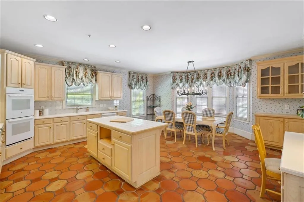 7805 N Spalding Lake Drive, Sandy Springs, Georgia 30350, 4 Bedrooms Bedrooms, ,3 BathroomsBathrooms,Residential,For Sale,7805 N Spalding Lake Drive,7750200
