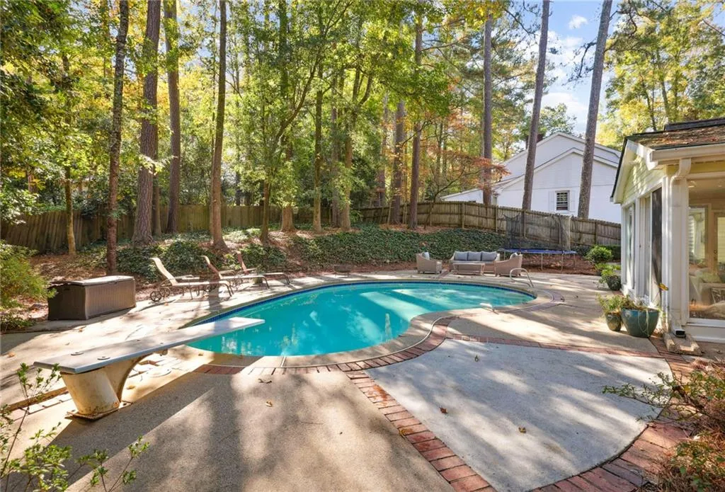 805 Edgewater Trail, Sandy Springs, Georgia 30328, 5 Bedrooms Bedrooms, ,3 BathroomsBathrooms,Residential,Sold,805 Edgewater Trail,7137208