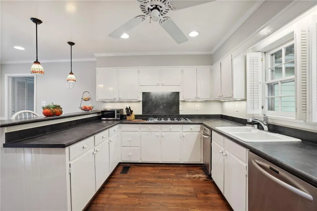 805 Edgewater Trail, Sandy Springs, Georgia 30328, 5 Bedrooms Bedrooms, ,3 BathroomsBathrooms,Residential,Sold,805 Edgewater Trail,7137208