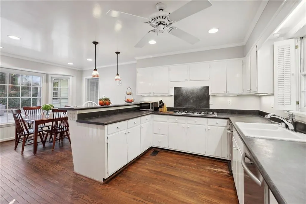 805 Edgewater Trail, Sandy Springs, Georgia 30328, 5 Bedrooms Bedrooms, ,3 BathroomsBathrooms,Residential,Sold,805 Edgewater Trail,7137208