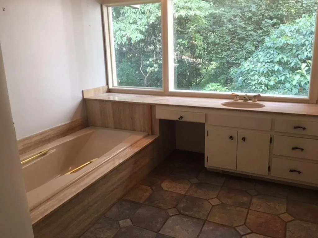 5090 Riverview Road, Atlanta, Georgia 30327, 4 Bedrooms Bedrooms, ,3 BathroomsBathrooms,Residential,Sold,5090 Riverview Road,6075343
