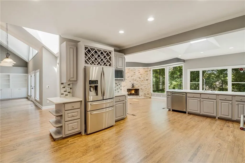 160 Grogans Landing, Sandy Springs, Georgia 30350, 5 Bedrooms Bedrooms, ,5 BathroomsBathrooms,Residential,Sold,160 Grogans Landing,6934950