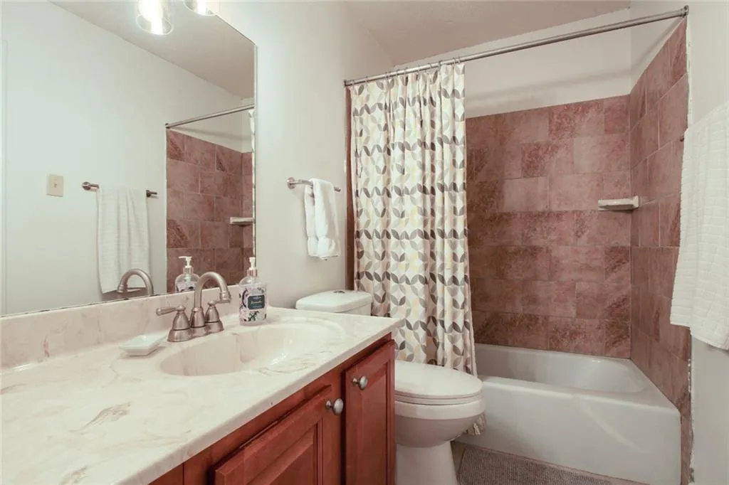 6900 Roswell Road Unit D1, Atlanta, Georgia 30328, 3 Bedrooms Bedrooms, ,2 BathroomsBathrooms,Residential,Sold,6900 Roswell Road Unit D1,6905499