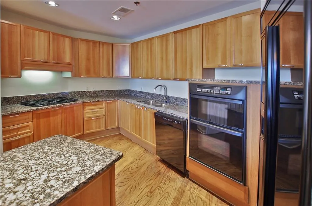 2881 Peachtree Road Ne Unit 702, Atlanta, Georgia 30305, 2 Bedrooms Bedrooms, ,2 BathroomsBathrooms,Residential,Sold,2881 Peachtree Road Ne Unit 702,5748883