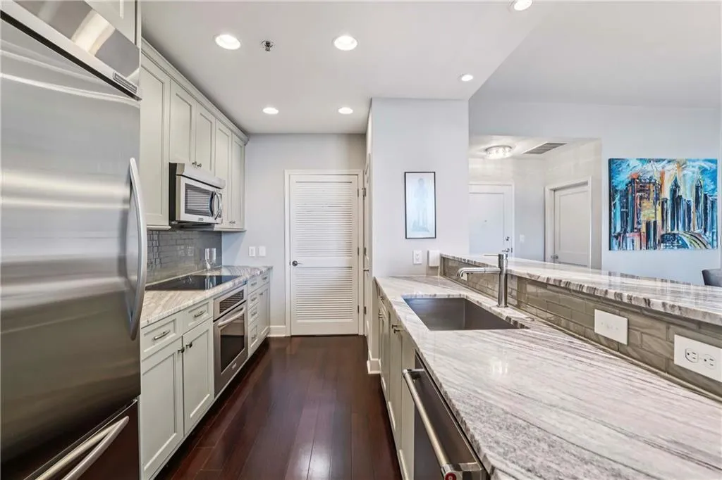 2795 Peachtree Road Ne Unit 2106, Atlanta, Georgia 30305, 3 Bedrooms Bedrooms, ,3 BathroomsBathrooms,Residential,For Sale,2795 Peachtree Road Ne Unit 2106,7667489