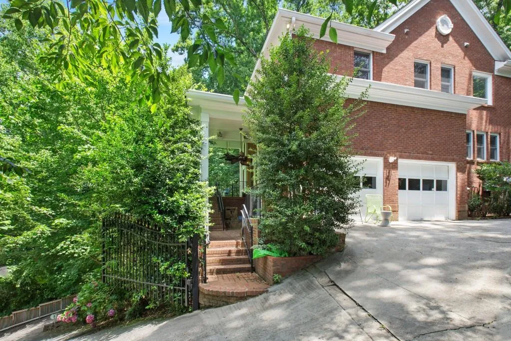 8294 Grogans Ferry Road, Sandy Springs, Georgia 30350, 5 Bedrooms Bedrooms, ,4 BathroomsBathrooms,Residential,Sold,8294 Grogans Ferry Road,6909421 8294 Grogans Ferry Road, Sandy Springs, Georgia 30350, 5 Bedrooms Bedrooms, ,4 BathroomsBathrooms,Residential,Sold,8294 Grogans Ferry Road,6909421