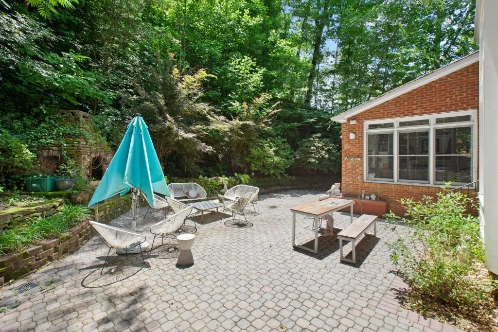 8294 Grogans Ferry Road, Sandy Springs, Georgia 30350, 5 Bedrooms Bedrooms, ,4 BathroomsBathrooms,Residential,Sold,8294 Grogans Ferry Road,6909421 8294 Grogans Ferry Road, Sandy Springs, Georgia 30350, 5 Bedrooms Bedrooms, ,4 BathroomsBathrooms,Residential,Sold,8294 Grogans Ferry Road,6909421