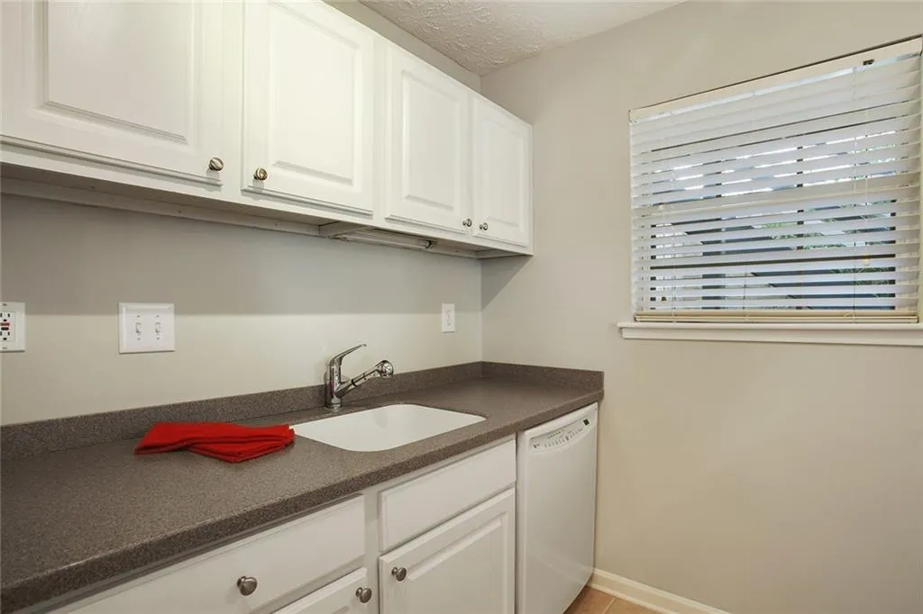 6814a Glenridge Drive Unit 6814a, Atlanta, Georgia 30328, 2 Bedrooms Bedrooms, ,2 BathroomsBathrooms,Residential,Sold,6814a Glenridge Drive Unit 6814a,5658323