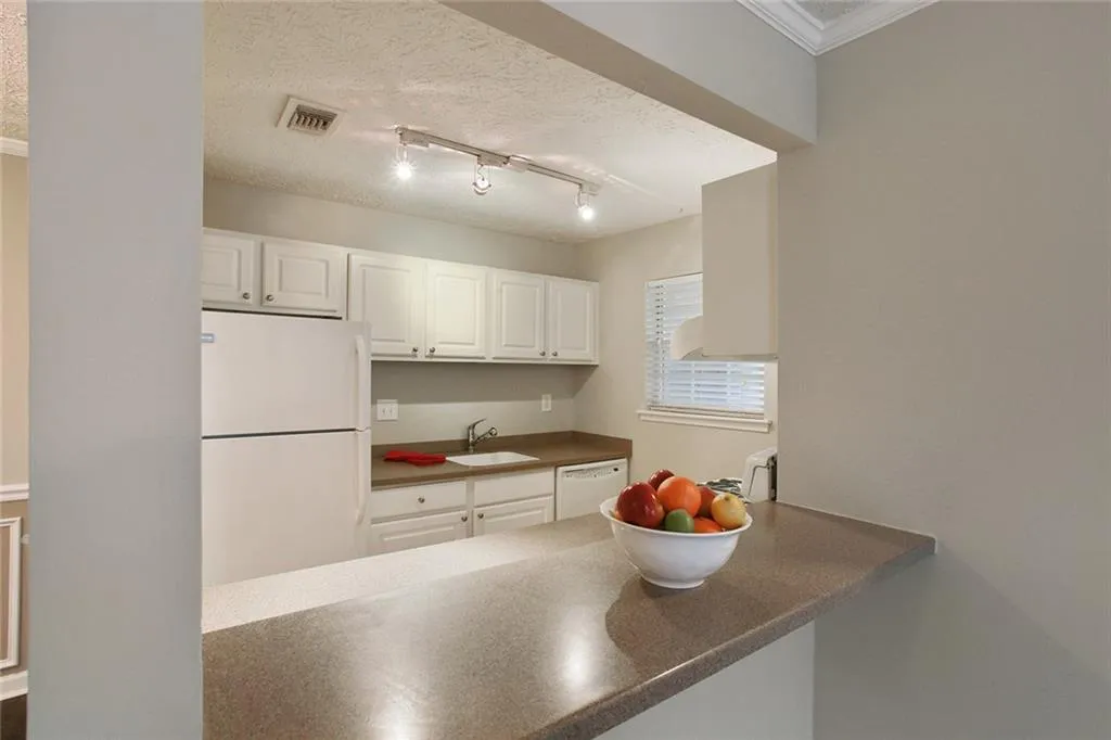 6814a Glenridge Drive Unit 6814a, Atlanta, Georgia 30328, 2 Bedrooms Bedrooms, ,2 BathroomsBathrooms,Residential,Sold,6814a Glenridge Drive Unit 6814a,5658323