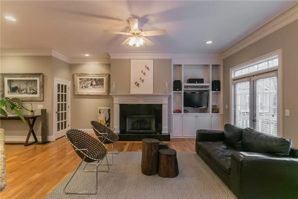 5492 Glenridge Drive Unit 588, Atlanta, Georgia 30342, 3 Bedrooms Bedrooms, ,3 BathroomsBathrooms,Residential,Sold,5492 Glenridge Drive Unit 588,6709169