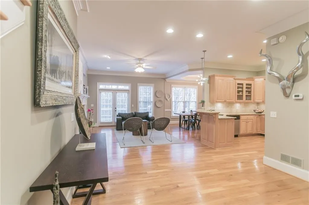 5492 Glenridge Drive Unit 588, Atlanta, Georgia 30342, 3 Bedrooms Bedrooms, ,3 BathroomsBathrooms,Residential,Sold,5492 Glenridge Drive Unit 588,6709169