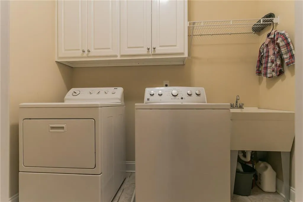 5492 Glenridge Drive Unit 588, Atlanta, Georgia 30342, 3 Bedrooms Bedrooms, ,3 BathroomsBathrooms,Residential,Sold,5492 Glenridge Drive Unit 588,6709169