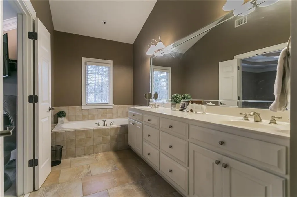 5492 Glenridge Drive Unit 588, Atlanta, Georgia 30342, 3 Bedrooms Bedrooms, ,3 BathroomsBathrooms,Residential,Sold,5492 Glenridge Drive Unit 588,6709169
