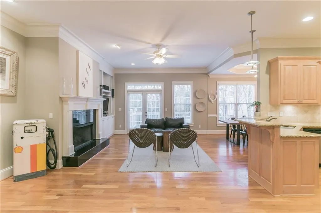 5492 Glenridge Drive Unit 588, Atlanta, Georgia 30342, 3 Bedrooms Bedrooms, ,3 BathroomsBathrooms,Residential,Sold,5492 Glenridge Drive Unit 588,6709169