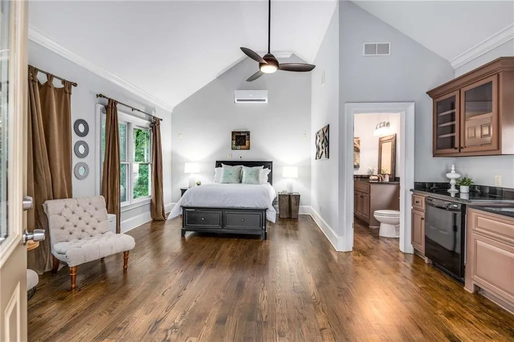 Guest/Pool house with bath and kitchen