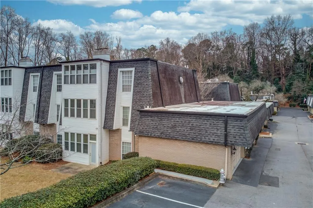 5515 Chemin De Vie, Atlanta, Georgia 30342, 2 Bedrooms Bedrooms, ,2 BathroomsBathrooms,Residential,Sold,5515 Chemin De Vie,6990212