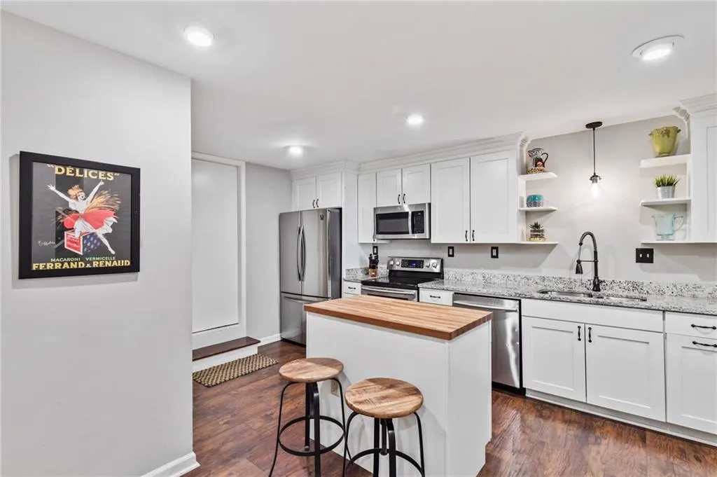 5710 Chemin De Vie Unit 5710, Atlanta, Georgia 30342, 3 Bedrooms Bedrooms, ,2 BathroomsBathrooms,Residential,Sold,5710 Chemin De Vie Unit 5710,6969099