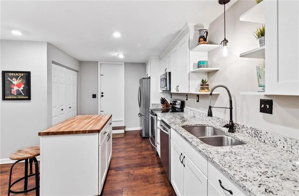 5710 Chemin De Vie Unit 5710, Atlanta, Georgia 30342, 3 Bedrooms Bedrooms, ,2 BathroomsBathrooms,Residential,Sold,5710 Chemin De Vie Unit 5710,6969099