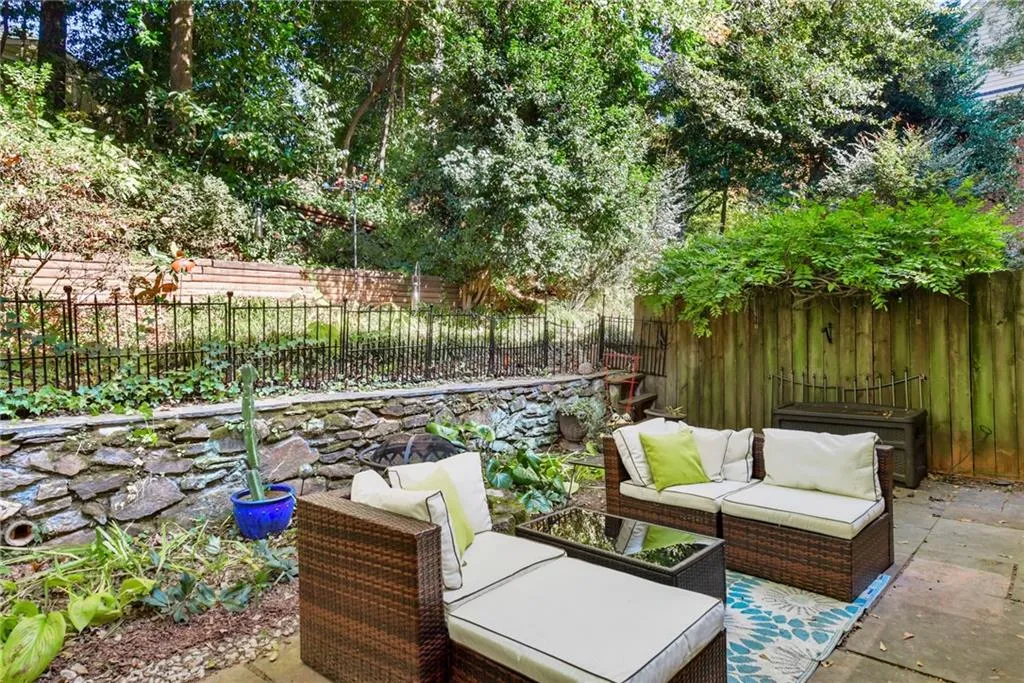 5710 Chemin De Vie Unit 5710, Atlanta, Georgia 30342, 3 Bedrooms Bedrooms, ,2 BathroomsBathrooms,Residential,Sold,5710 Chemin De Vie Unit 5710,6969099