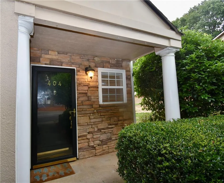 404 Masons Creek Circle, Sandy Springs, Georgia 30350, 2 Bedrooms Bedrooms, ,2 BathroomsBathrooms,Residential,Sold,404 Masons Creek Circle,6895107