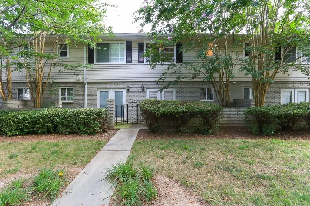 6940 Roswell Road Unit 5d, Sandy Springs, Georgia 30328, 2 Bedrooms Bedrooms, ,1 BathroomBathrooms,Residential,Sold,6940 Roswell Road Unit 5d,6761358