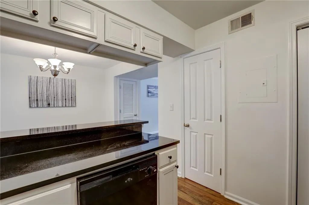 6940 Roswell Road Unit 5d, Sandy Springs, Georgia 30328, 2 Bedrooms Bedrooms, ,1 BathroomBathrooms,Residential,Sold,6940 Roswell Road Unit 5d,6761358