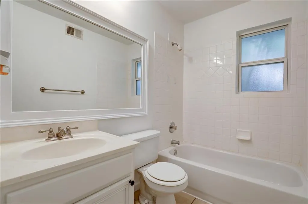 6940 Roswell Road Unit 5d, Sandy Springs, Georgia 30328, 2 Bedrooms Bedrooms, ,1 BathroomBathrooms,Residential,Sold,6940 Roswell Road Unit 5d,6761358