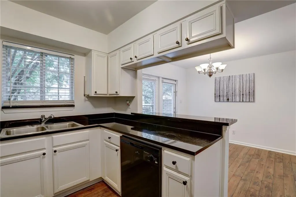 6940 Roswell Road Unit 5d, Sandy Springs, Georgia 30328, 2 Bedrooms Bedrooms, ,1 BathroomBathrooms,Residential,Sold,6940 Roswell Road Unit 5d,6761358