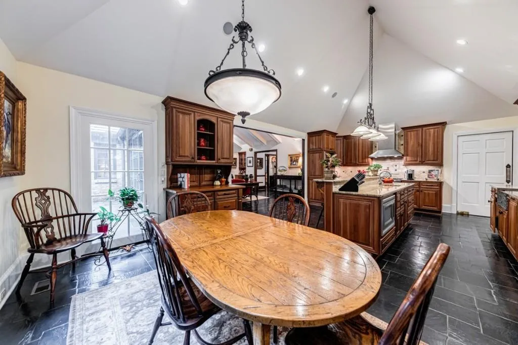 5595 Cross Gate Drive, Sandy Springs, Georgia 30327, 5 Bedrooms Bedrooms, ,5 BathroomsBathrooms,Residential,Sold,5595 Cross Gate Drive,6770560