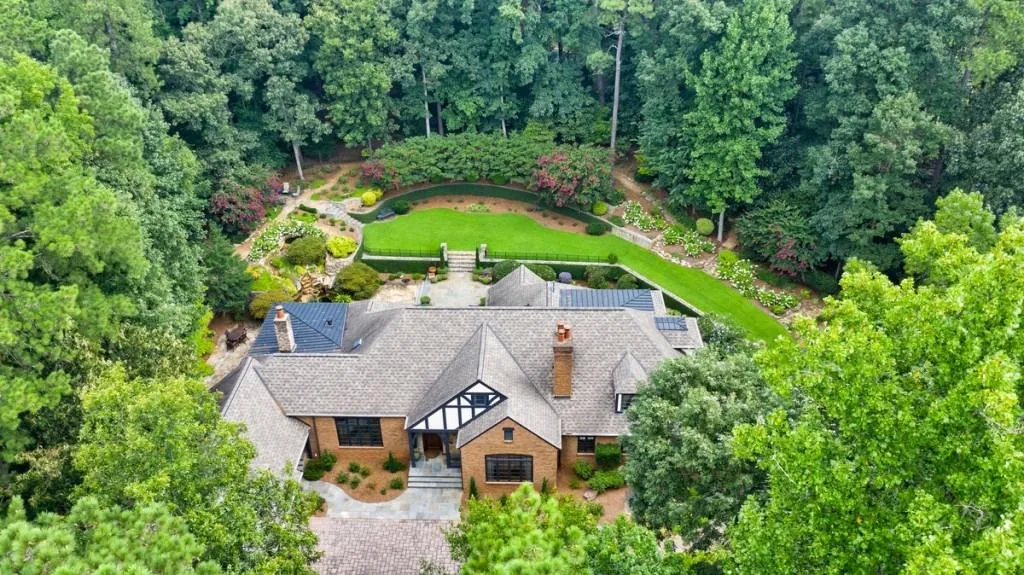 5595 Cross Gate Drive, Sandy Springs, Georgia 30327, 5 Bedrooms Bedrooms, ,5 BathroomsBathrooms,Residential,Sold,5595 Cross Gate Drive,6770560