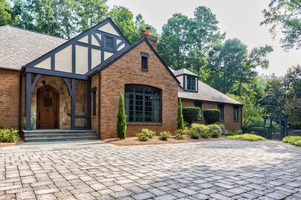 5595 Cross Gate Drive, Sandy Springs, Georgia 30327, 5 Bedrooms Bedrooms, ,5 BathroomsBathrooms,Residential,Sold,5595 Cross Gate Drive,6770560