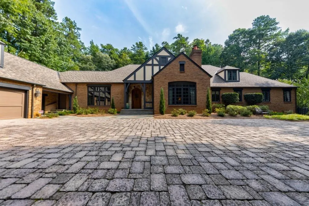 5595 Cross Gate Drive, Sandy Springs, Georgia 30327, 5 Bedrooms Bedrooms, ,5 BathroomsBathrooms,Residential,Sold,5595 Cross Gate Drive,6770560