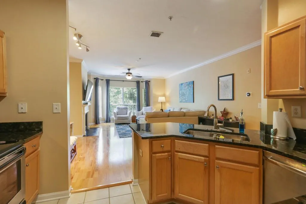 5641 Roswell Road Unit 305, Atlanta, Georgia 30342, 2 Bedrooms Bedrooms, ,2 BathroomsBathrooms,Residential,Sold,5641 Roswell Road Unit 305,6880428