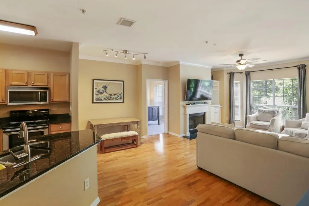 5641 Roswell Road Unit 305, Atlanta, Georgia 30342, 2 Bedrooms Bedrooms, ,2 BathroomsBathrooms,Residential,Sold,5641 Roswell Road Unit 305,6880428