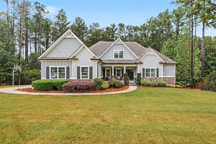 CUSTOM BUILT HOME ON 1.01 ACRES IN NORTHGATE SCHOOL DISTRICT! PERFECT LOCATION RIGHT IN BETWEEN NEWNAN AND PEACHTREE CITY!
