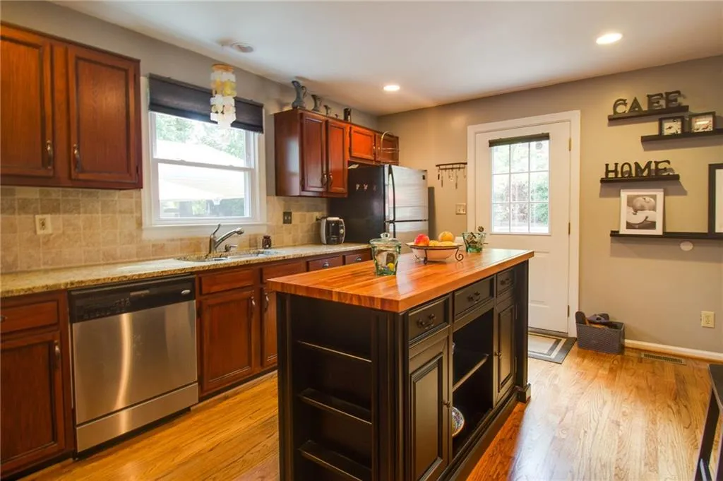 9130 Carroll Manor Drive, Sandy Springs, Georgia 30350, 2 Bedrooms Bedrooms, ,2 BathroomsBathrooms,Residential,Sold,9130 Carroll Manor Drive,5861880